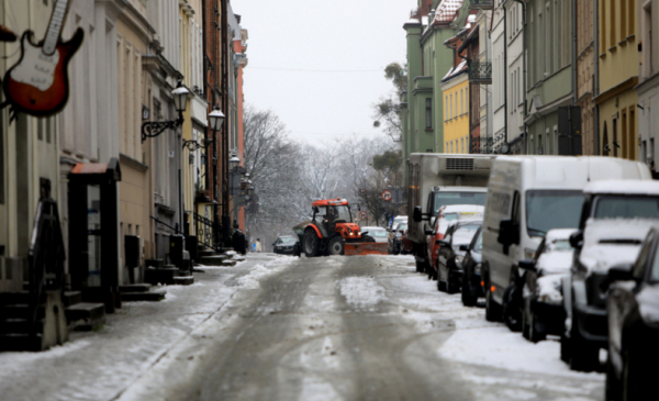 Na zdjęciu: pług śnieżny porządkujący ulicę