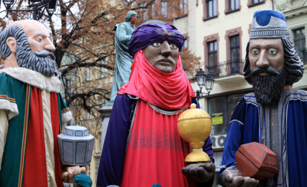Figury trzech króli stoją na Rynkui Staromiejskim