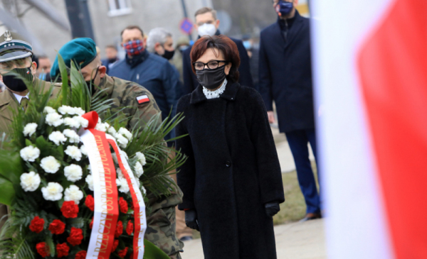Marszałek Sejmu RP Elżbieta Witek składa wiązanke kwiatów pod pomnikiem Żołnierzy Niezłomnych w Toruniu