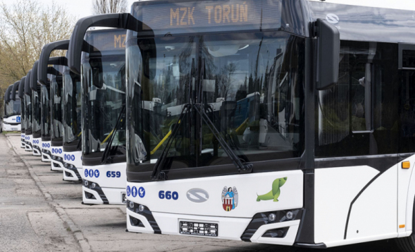 Na zdjęciu widać stojące nowe białe autobusy miejskie
