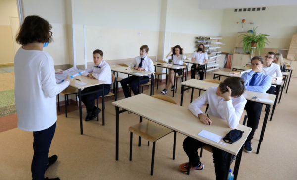 Uczniowie w klasie podczas egzaminu