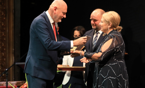 Na zdjęciu: prezydent Michał Zaleski odbiera Medal Stulecia Powrotu Pomorza i Kujaw do Wolnej Polski