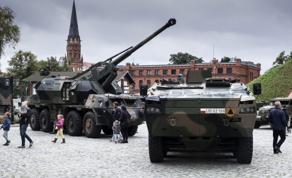 Na zdjęciu: pojazdy wojskowe przed Muzeum Twierdzy Toruń