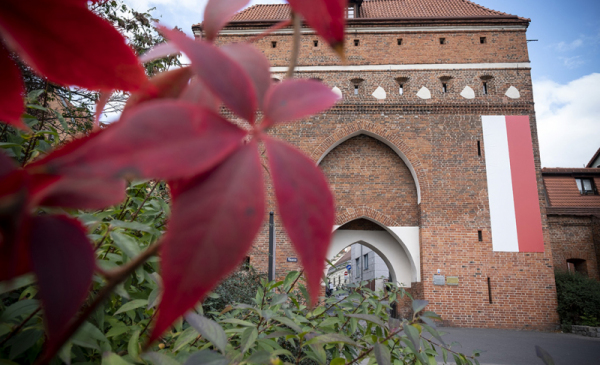 Brama Klasztorna z czerwonymi liśćmi dzikiego wina