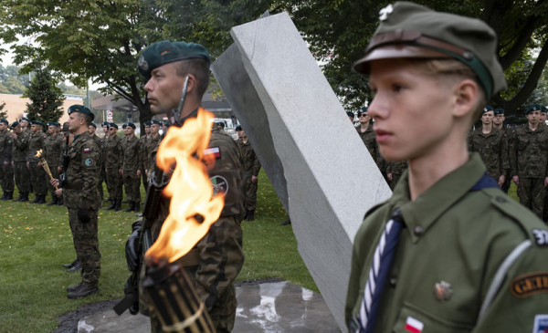 Na zdjęciu: harcerze pełnią wartę przy pomniku Pamięci Ofiar Zbrodni POmorskiej 1939