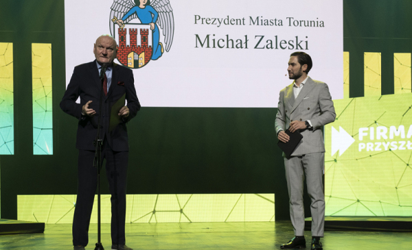 Na zdjęciu: prezydent Michał Zaleski i osoba prowadząca wydarzenie na scenie ckk Jordanki podczas otwarcia konferencji Firma Przyszłości
