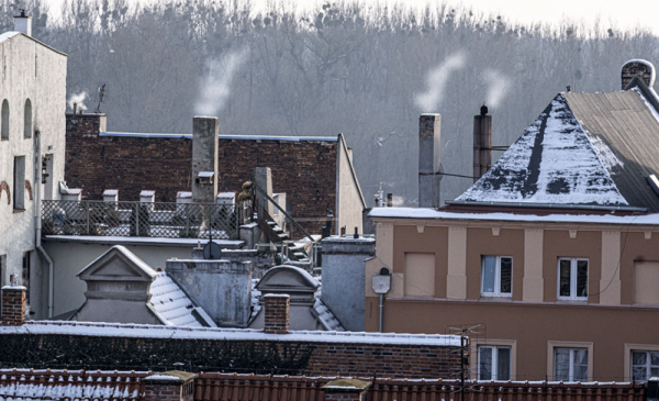 Na zdjęciu: Dachy toruńskiej starówki, z kominów unosi się dym