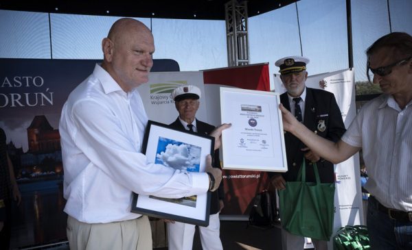 Prezydent MichałZaleski odbiera nagrodę Przyjaznego Brzegu