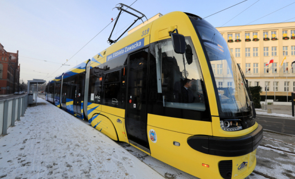 Na zdjęciu: żółty tramwaj z napisem Elżbieta Zawacka