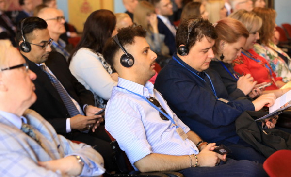 Na zdjęciu: uczestnicy kongresu azjatyckiego słuchają wystąpień, na uszach nają słuchawki, aby słyszeć tłumaczenie