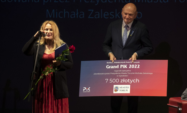 Na zdjęciu: prezydent Michał Zaleski trzyma symboliczny czek dla Katarzyny Michalak z Radia Lublin 