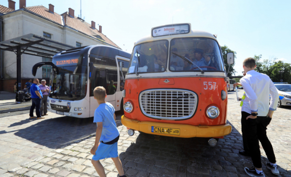 Autobus "ogórek" i nowoczesny solaris przed Dworcem Miasto