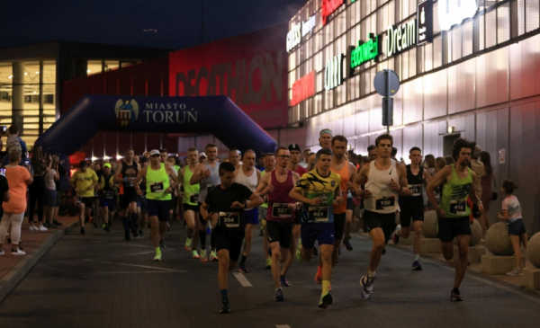 Na zdjęciu: zawodnicy biegną nocą