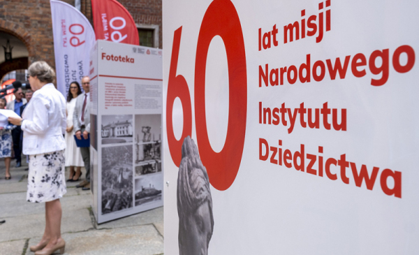 Na zdjęciu stand wystawowy z napisem 60 lat misji Narodowego Instytutu Dziedzictwa 