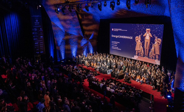 Na zdjęciu: organizatorzy, laureaci i wolontariusze EbergaCamerimage Festival stoją na scenie festiwalowej