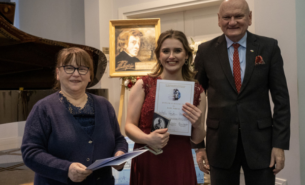 Na zdjęciu: prezydent Michał Zaleski z laureatką konkursu pianistycznego, która trzyma dyplom, i z panią prowadzącą, w tle portret Fryderyka Chopina