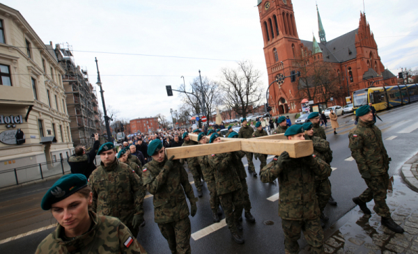 Na zdjęciu: żołnierze niosą drewniany krzyż podczas Drogi Krzyżowej 2023