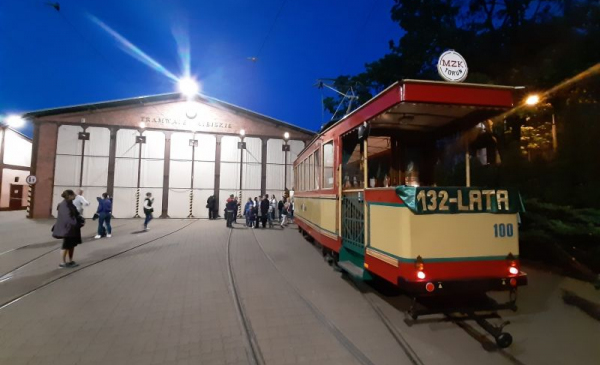 Zdjęcie przedstawia tramwaj turystyczny na tle zajezdni MZK Toruń