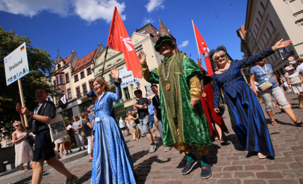 Na zdjęciu: uczestnicy parady na zakończenie zjazdu Hanzy w strojach średniowiecznych
