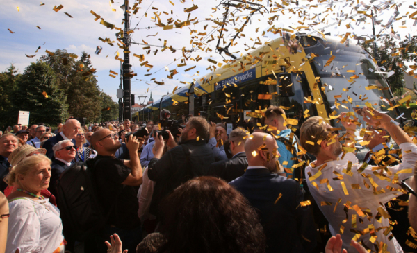 Na zdjęciu: złote konfetti spada na tramwaj i ludzi