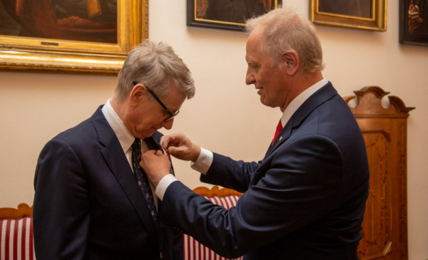 Na zdjęciu: minister Włodzimierz Tomaszewski przypina medal Markowi Żydowiczowi
