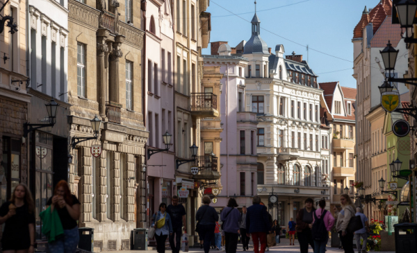 Na zdjęciu: ludzie idą ulicą Szeroką