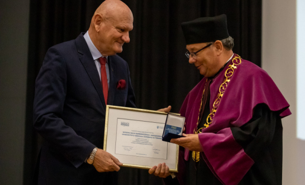 Na zdjęciu: prezydent Michał Zaleski wręcza dziekanowi WYdziału Nauk Ekonomicznych i Zarządzania medal kopernikańki i dyplom