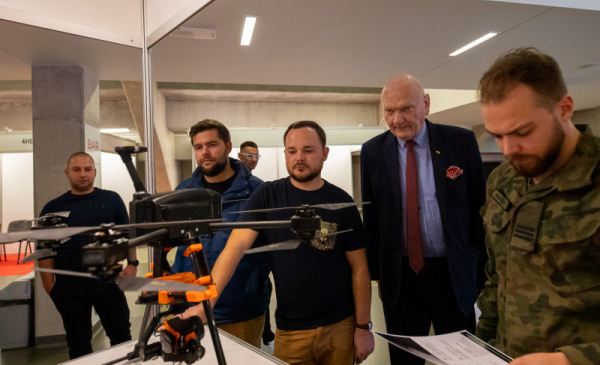 Na zdjęciu: prezydent Michał Zaleski wraz z uczestnikami konferencji DroneTech ogląda drony