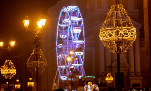 Na zdjęciu: świąteczne iluminacje na starówce, na pierwszym planie oświetlone koło