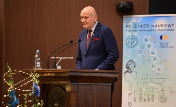 Na zdjęciu: prezydent Michał Zaleski stoi przy mównicy i przemawia podczas  65. Zjazdu Polskiego Towarzystwa Chemicznego