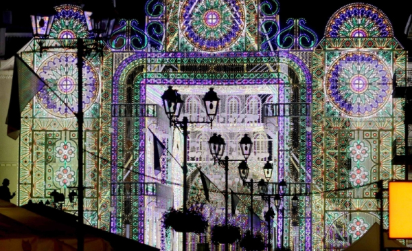 Na zdjęciu ul. Szeroka podświetlona iluminacjami podczas Bella Skyway Festival
