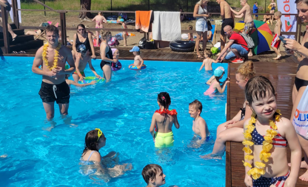 Na zdjęciu dzieci bawią się w basenie letnim