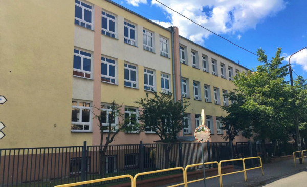 Na zdjęciu: żółty budynek szkoły podstawowej