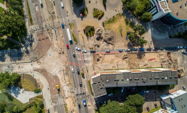 Na zdjęciu: widok z drona na budowę linii tramwajowej