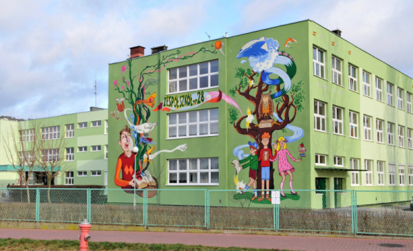 Na zdjęciu: fasada szkoły podstawowej nr 28, zielona z kolorowymi rysunkami
