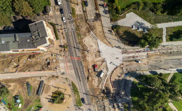 Na zdjęciu: widok z drona na plac NOT, gdzie prowadzone są prace przy budowie linii tramwajowej