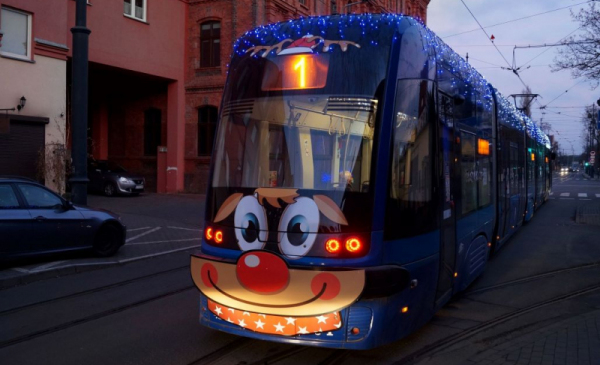 Zdjęcie przedstawia świąteczny tramwaj MZK Toruń