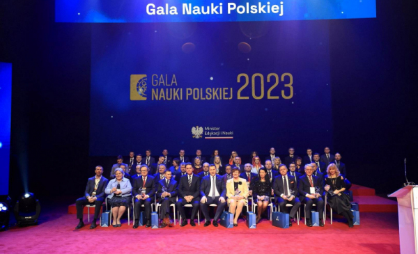 Na zdjęciu: grupa laureatów nagród z okazji Dnia Nauki Polskiej