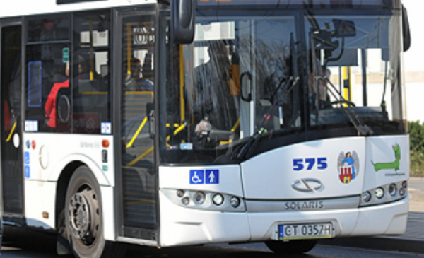 Na zdjęciu: autobus jadący po ulicach miasta