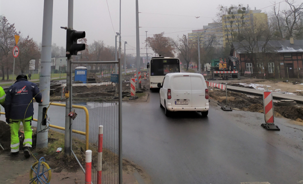 Na zdjęciu: samochody jądące remontowaną ul. Kościuszki
