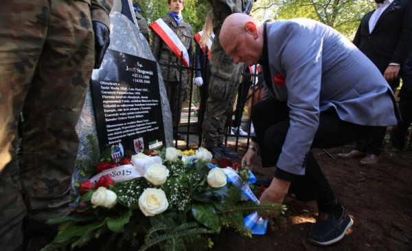 Na zdjęciu: prezydent Michał Zaleski składa wiązanke kwaitów na symbolicznym grobie hokeisty Józefa Stogowskiego