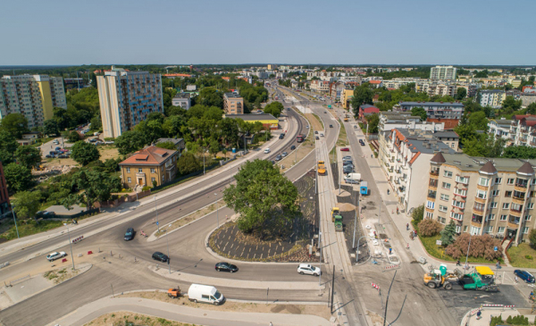 Na zdjęciu: widok z drona na prace drogowe przy budowie linii tramwajowej na osiedle Jar