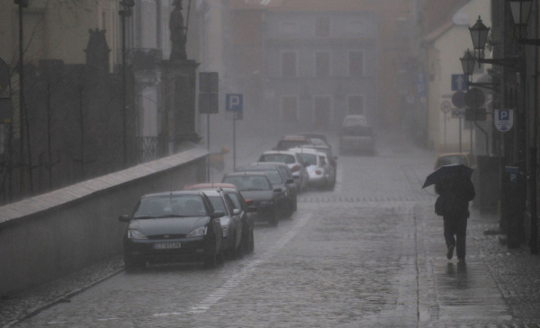 Na zdjęciu toruńska starówka w deszczu