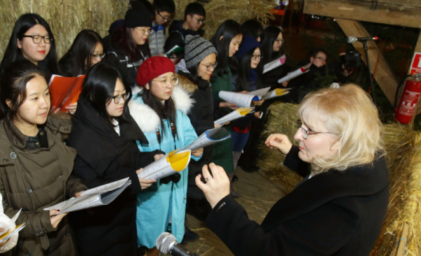 Studenci z Chin śpiewają kolędy