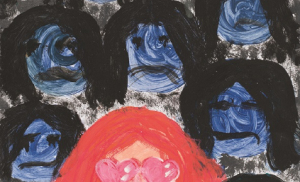 Na zdjęciu: praca plastyczna - napierwszym planie postać dziewczynki w kolorze różowym i w okularach w kształcie serca, w tle czarno-szare smutne postaci