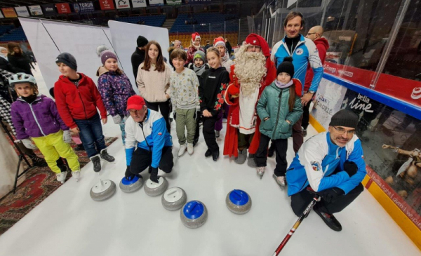 Na zdjęciu: dzieci na lodowisku uczestniczą w treningu curlingowym
