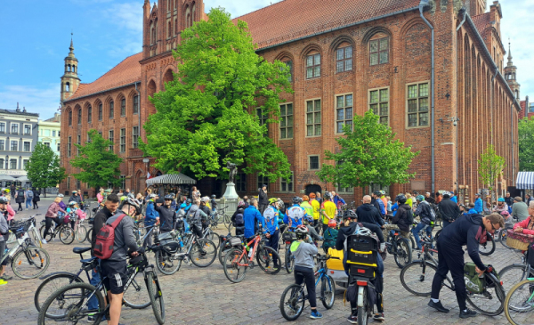 Na zdjęciu: rowerzyści przed Ratuszem Staromiejski