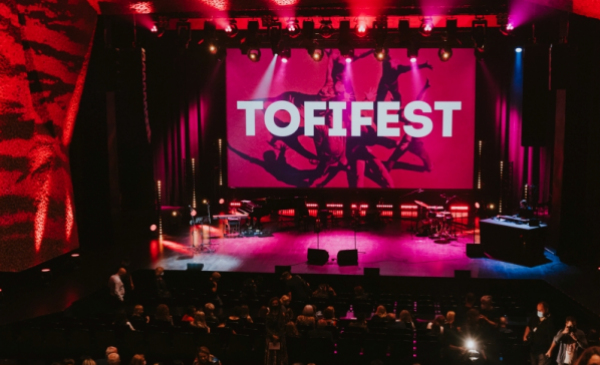 Na zdjęciu publiczność siedzi na fotelach podczas Tofifest 2021
