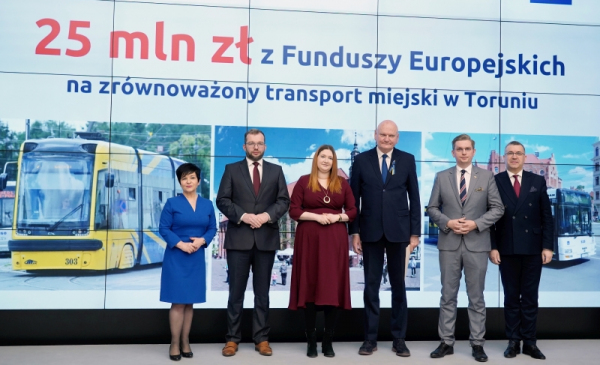 Na zdjęciu przedstawiciele ministerstwa oraz prezydent Torunia Michał Zaleski oraz jego zastępca Adrian Mól