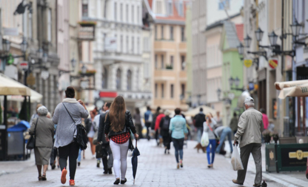Na zdjęciu: ludzie idący ulicą Szeroką